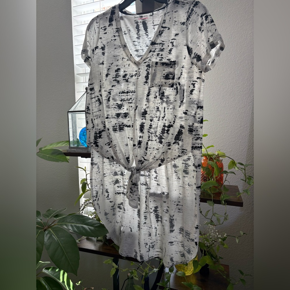 Two by Vince Camuto Marble Print V-Neck Top